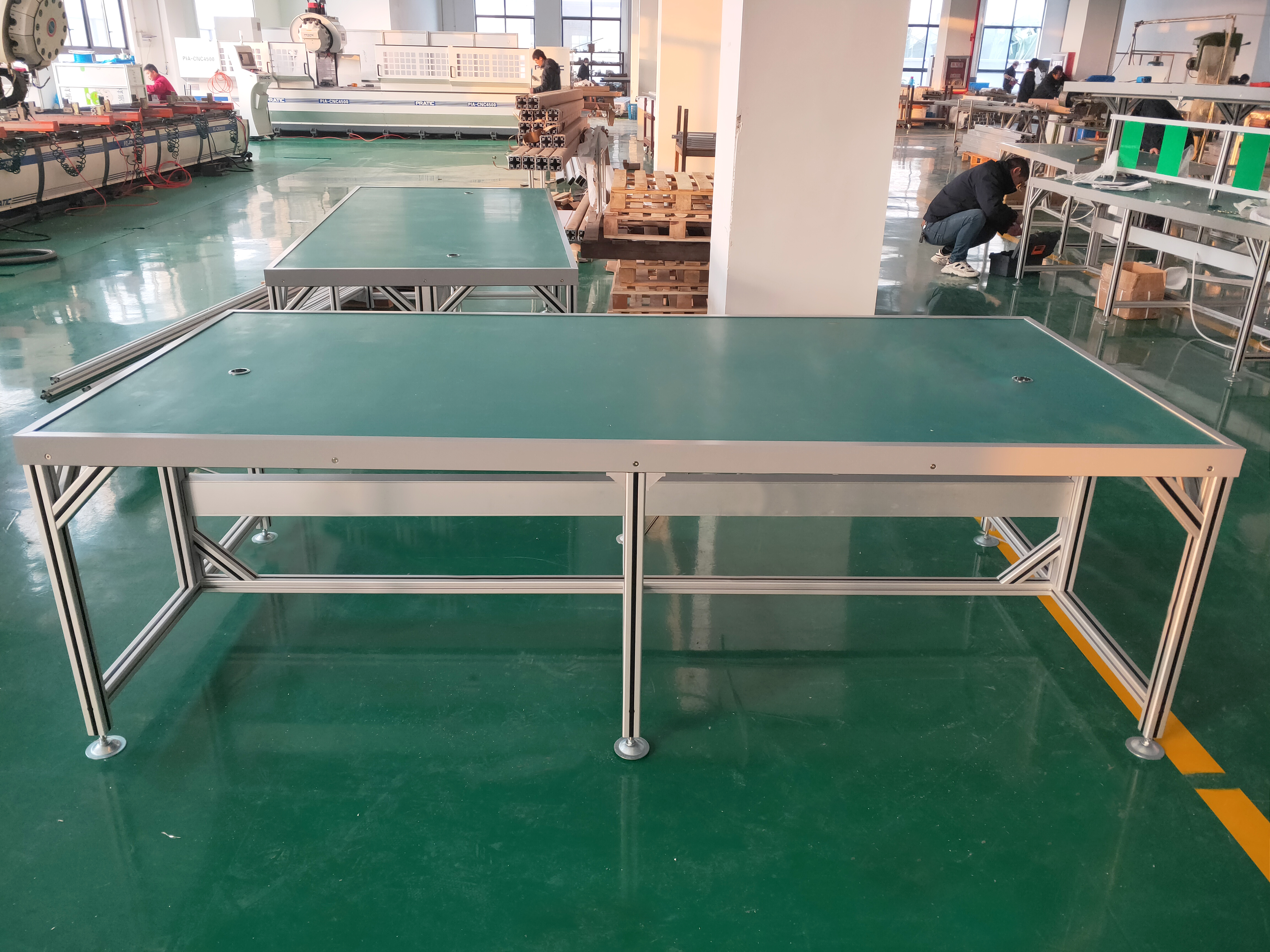 在南京當(dāng)?shù)兀卸嗌俜N類(lèi)的防靜電工作臺(tái)？